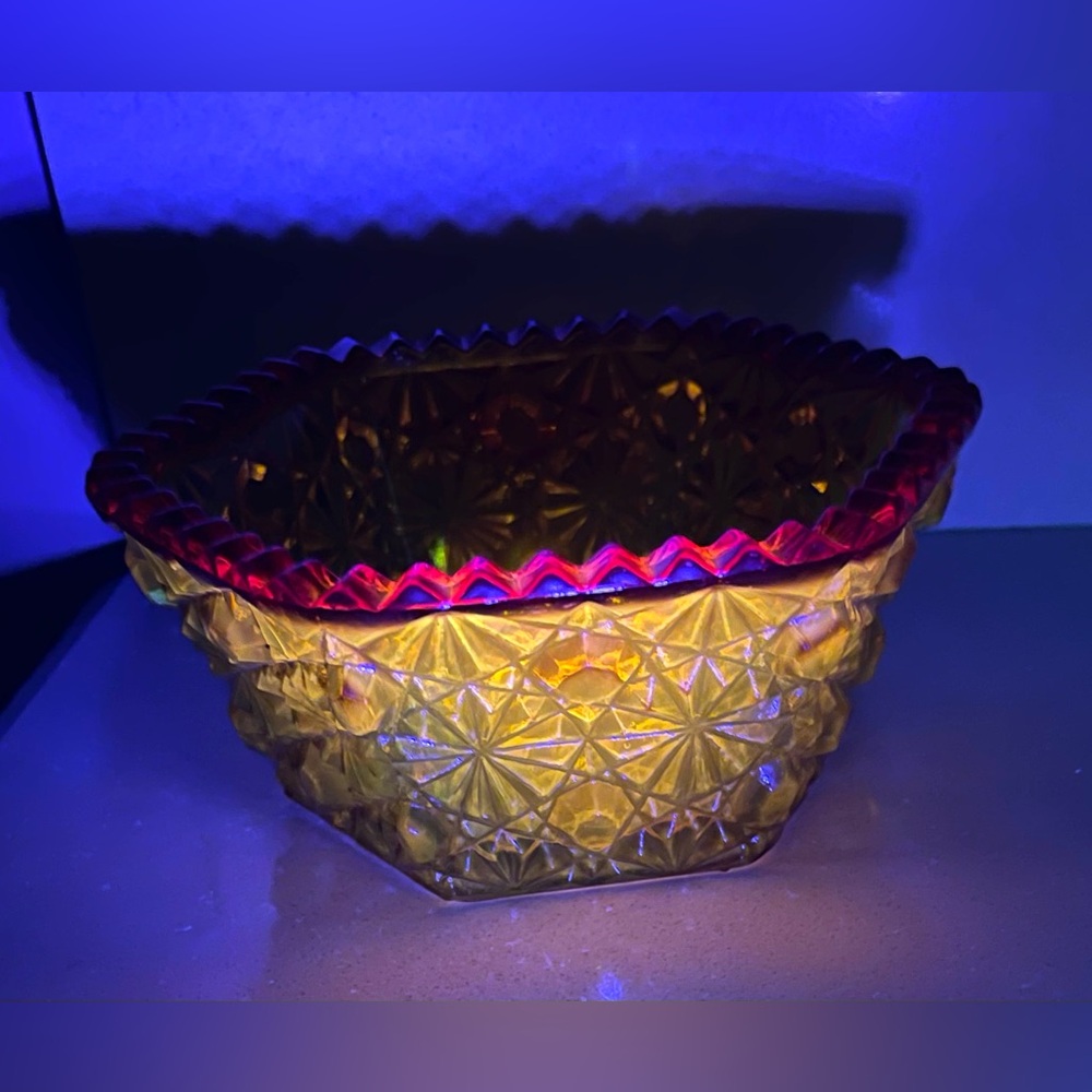 Vtg LE Smith Amberina Hexagon Daisy And Buttons Sawtooth Candy Dish 5.5” Glows